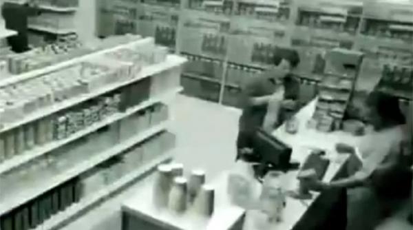 cel mai nebun jaf din toate timpurile surprins de o camera de supraveghere video