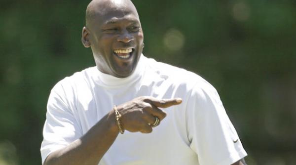 michael jordan ajuta la strangerea de fonduri pentru campania lui barack obama