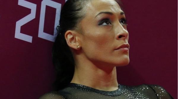 suparata ca n a fost felicitata de antrenori pentru argintul la sol ponor a plans si nu s a dus cu ei in satul olimpic