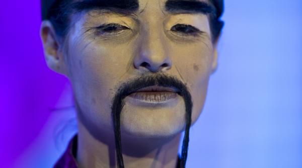 primul om politic care a acceptat o deghizare spectaculoasa poti ghici cine se afla in spatele mastii