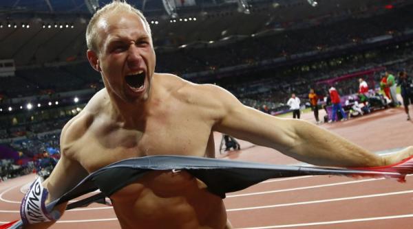 video cel mai fericit medaliat olimpic cum a sarbatorit robert harting aurul la aruncarea discului