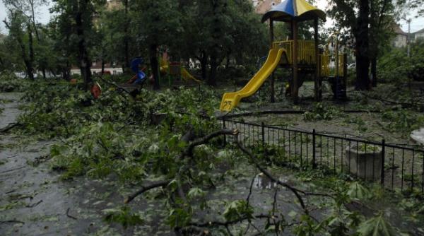dambovita doua localitati sunt nealimentate cu energie electrica in urma furtunii