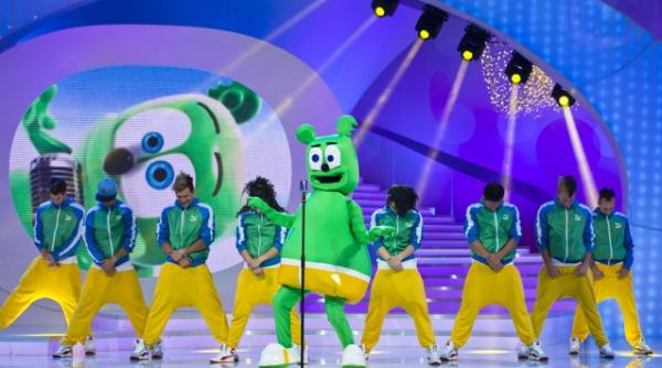 gummy bear personajul cu peste 200 000 000 de vizualizari pe youtube vine la demascarea video