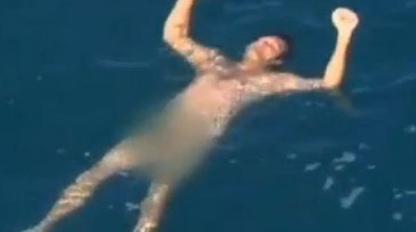 video un barbat care a plutit 20 de ore in ocean salvat chiar inainte sa fie abordat de un rechin