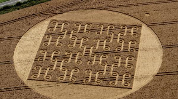 foto aparitie misterioasa peste noapte intr un lan de grau din marea britanie nu stiu cine ar putea face asa ceva