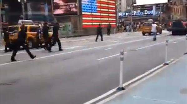 video politistii au tras 12 focuri intr un barbat care se plimba cu un cutit in mana prin new york