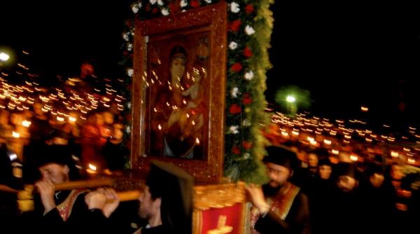 cluj peste 50 000 de credinciosi asista la manastirea nicula la slujba de liturghie