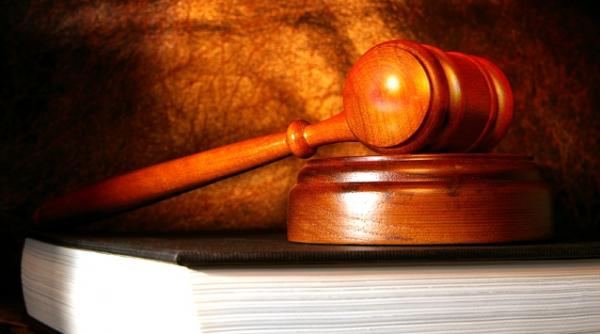 unul din cei noua judecatori explica decizia curtii constitutionale