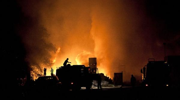 cinci microbuze si un autocar distruse in incendiul care a cuprins o autobaza din botosani