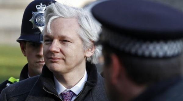 ecuadorul i a acordat azil politic lui julian assange