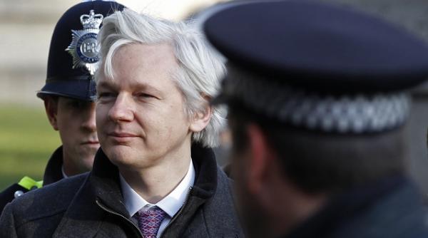 julian assange a obtinut azil politic din partea ecuadorului dar nu poate iesi din ambasada ecuadoriana de la londra