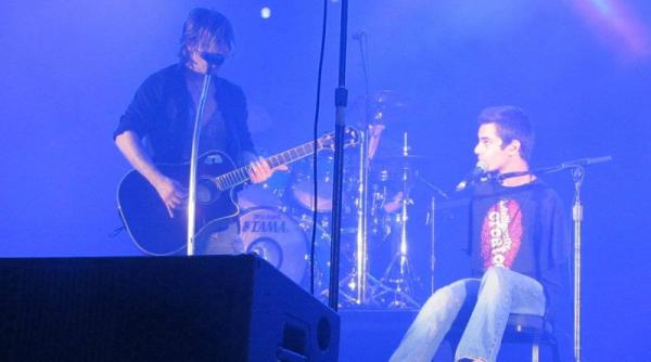 nu are maini canta la chitara violoncel pian si vocal e roman si face senzatie cu o trupa rock foarte populara in sua video