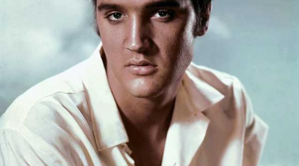 pe 17 august se implinesc 35 de ani de la moartea lui elvis presley fanii s au adunat la graceland