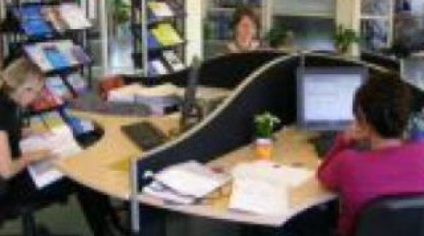 romanii cei mai munciti europeni vezi cat petrece saptamanal la job angajatul autohton