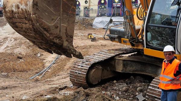 alba un muncitor a murit dupa ce a fost lovit in cap de cupa unui excavator