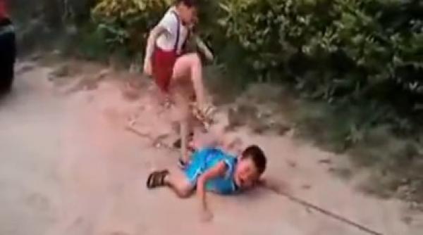 imagini incredibile un tata isi chinuie copiii punandu i sa se bata pe viata si pe moarte video