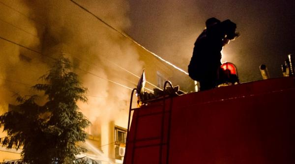 incendiu la directia finantelor olt un angajat ramas blocat intr un birou fiind salvat de pompieri