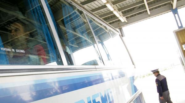 valcea barbatul care a tras fara motiv cu un pistol cu bile intr un autocar cu calatori retinut