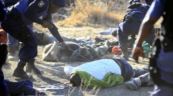 video peste 30 de mineri sud africani ucisi in timpul unei greve in care politia a deschis focul
