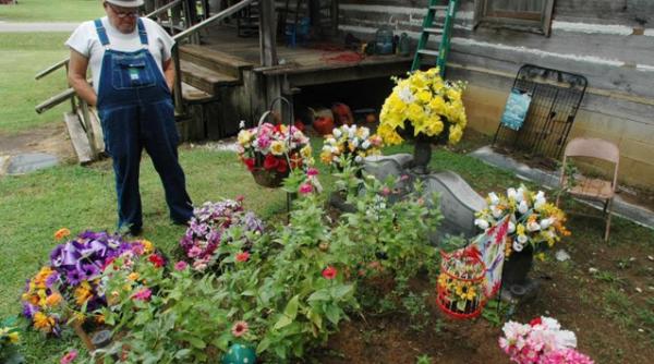 si a ingropat sotia in curtea casei si acum judecatorii ii cer s o stramute in cimitir