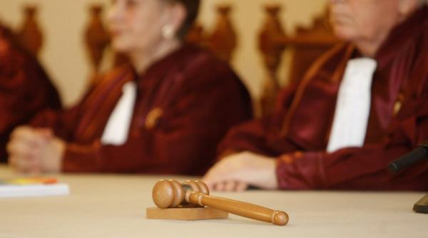 ccr a trimis parlamentului decizia pe referendum birourile permanente reunite convocate joi la ora 12 00