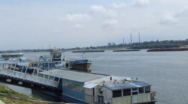 convoi de barje esuat pe dunare in apropiere de calafat circulatia este ingreunata din cauza cotelor scazute ale fluviului