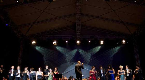 opera iese in strada la o noua promenada