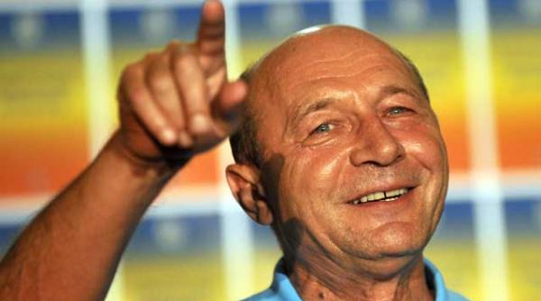 traian basescu chefuieste intr un restaurant din constanta vezi in compania cui