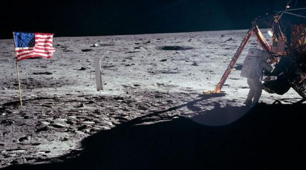 43 de ani de la aselenizare neil armstrong si buzz aldrin in timp ce pasesc pe suprafata lunii video