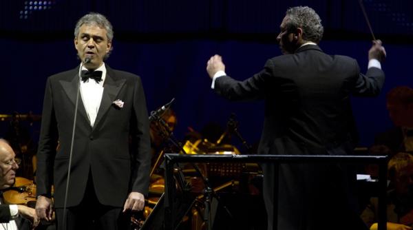 cel mai indragit tenor din lume la bucuresti andrea bocelli va canta pe 10 mai 2013 in piata constitutiei