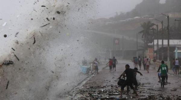 furtuna tropicala isaac se transforma astazi in uragan si ameninta florida statul american a declarat stare de urgenta video