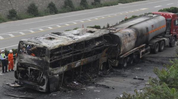 tragedie pe o autostrada din china zeci de oameni au murit dupa ce un autobuz s a ciocnit cu un camion incarcat cu benzina