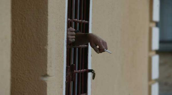 cu piciorul pe gatul victimei si a pus fratele de 11 ani sa numere pana la 300