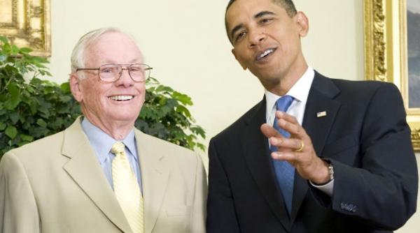 drapelul american va fi coborat in berna in semn de omagiu pentru neil armstrong