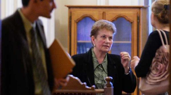 limbile de lemn trase de judecatoarea aspazia cojocaru lui nicolae ceausescu pe vremea cand era o juna cercetatoare