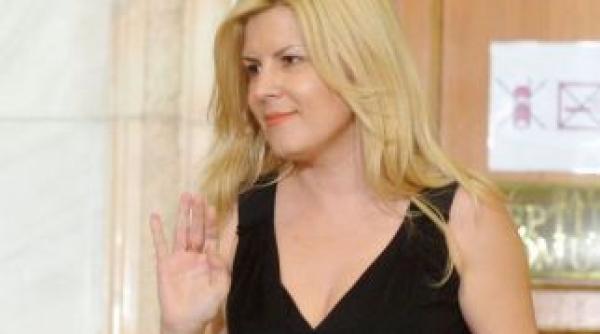 o data cu intoarcerea lui traian basescu la cotroceni a revenit si elena udrea in scena publica