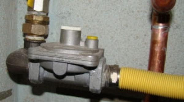 explozie intr un bloc din lupeni doua persoane au fost ranite