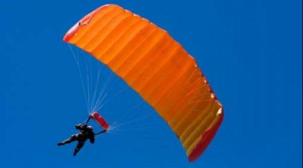 la un pas de tragedie primul salt cu parasuta executat de o adolescenta s a incheiat intre blocuri
