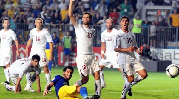 cit au de plata giulestenii pentru o bucata de plexiglas si o bricheta aruncate pe teren