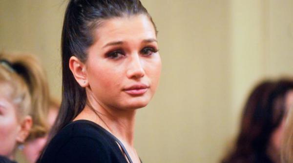 elena basescu raspunde pe twitter invitatilor la nunta mea nu li s a impus nici o restrictie eba a anuntat cine va canta la petrecerea de la palatul snagov