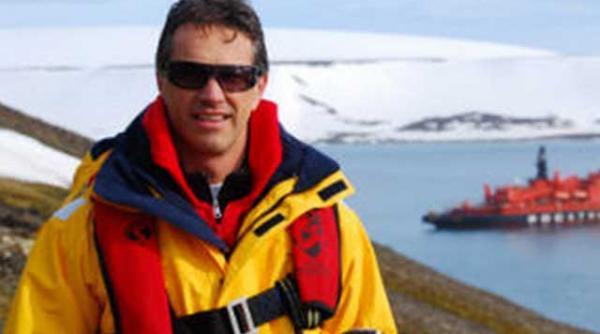 polul nord de pe un spargator atomic rusesc printre ursi polari si banchize