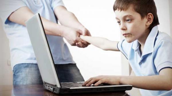 elevii se joaca industria prospera