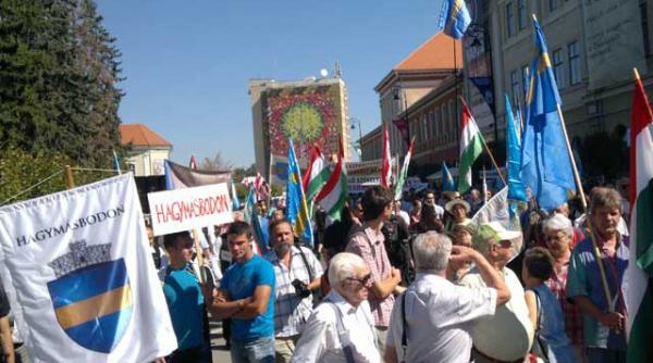 mii de oameni la mitingul maghiar de la sfantu gheorghe nu loviti in trecutul nostru si nu ne confiscati viitorul
