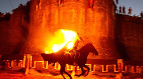 turniruri spectacole cu foc si acrobatii cu cai in cetatea de scaun din suceava