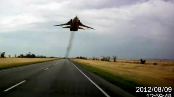 se intampla in rusia avion de lupta rusesc la cativa metri deasupra masinilor pe un drum public video