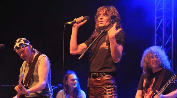 cu rezident ex ajungi la sonisphere uk 2013 se mai pun la bataie si doua chitare fender