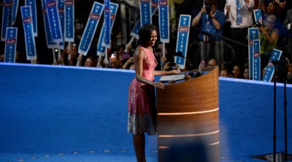 foto ce facea barack obama in timp ce prima doamna a sua sustinea discursul la charlotte