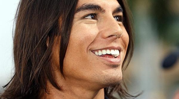 incredibil latin lover ul julio iglesias jr pe pantofi cu tocuri de 10 centimetri