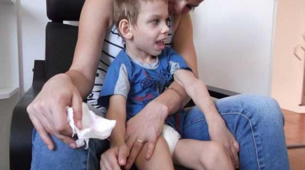 nascut sa simta doar durere drama lui andrei un baietel de 7 ani