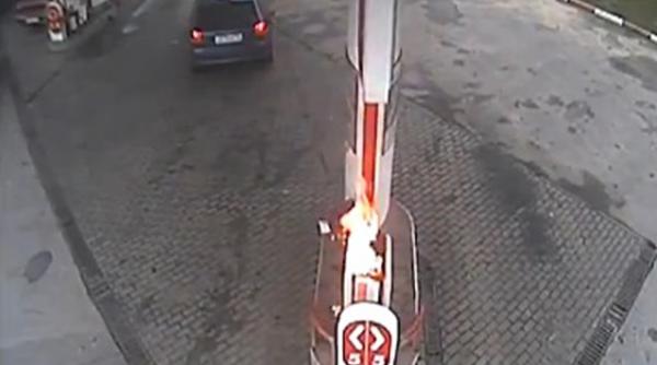 video o soferita neatenta reuseste sa dea foc la o benzinarie